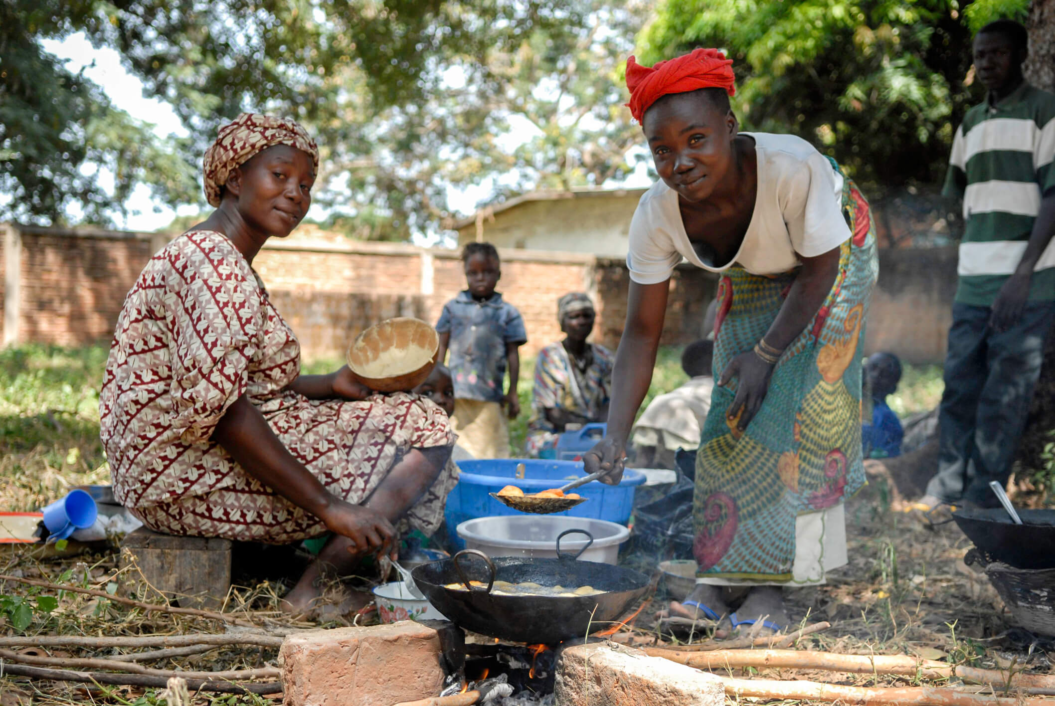 women-cooking-outdoors-chad