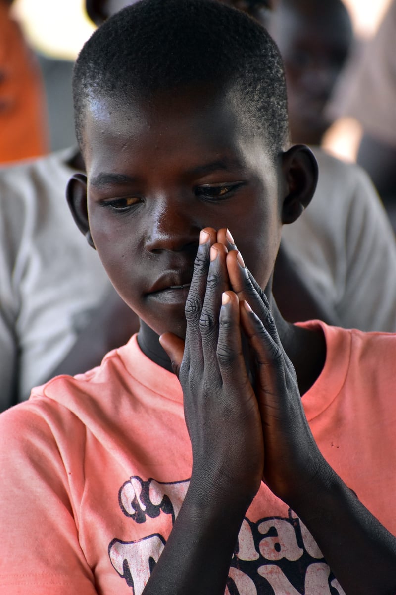 refugee child praying